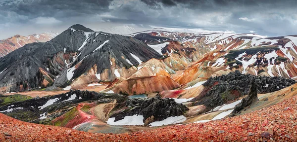 カラフルな虹火山Landmannalaughar山の素晴らしいアイスランドの風景 劇的な雪の空を持つ有名なLaugavegurハイキングコース アイスランドの赤い火山の土壌 — ストック写真