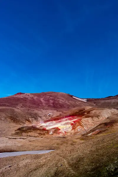 冰岛美丽的五彩斑斓的火山景观 位于高山火山沙漠的中央 有着红绿相间的火山土壤和远足的小路 冰岛的夏天和蓝天 — 图库照片