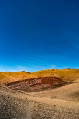 İzlanda 'nın renkli volkanik kalderası Askja' nın inanılmaz manzarası, Highlands 'ta volkanik çölün ortasında, kırmızı ve turkuaz volkan toprağı ve yürüyüş patikası, İzlanda, yaz ve mavi gökyüzü..