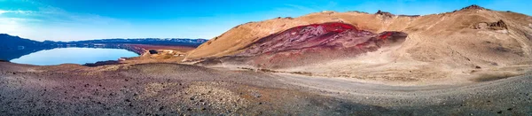 冰岛五彩斑斓的火山口 高地火山沙漠中央的Viti火山口湖 红绿绿松石火山土壤和远足小径的全景 — 图库照片