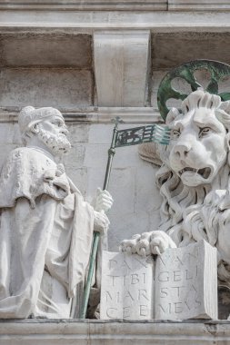 İtalya, Venedik 'teki Basilica San Marco' da İncil ve bir rahiple kanatlı aslan.