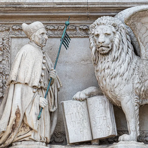Leão Alado Com Uma Bíblia Sacerdote Basílica São Marcos Veneza — Fotografia de Stock
