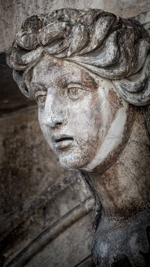 Venedik, İtalya 'daki Doge Sarayı' nın dekorasyonu olarak Venedikli güzel bir kadının antik heykelini ön plana çıkarın.