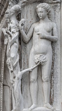 İtalya, Venedik 'teki Doge Palace' da İncil 'den alıntılanmış güzel Eva heykeli.