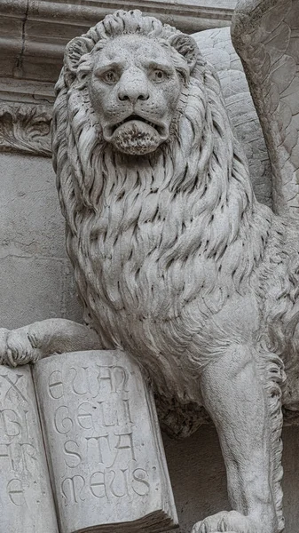 León Alado Con Una Biblia Sacerdote Basílica San Marco Venecia — Foto de Stock