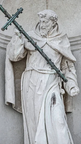 Socha Svatého Jiří Velkým Křížem Fasádě Kostela San Giorgio Maggiore — Stock fotografie