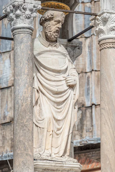 Elementi Decorativi Santo Sacerdote Sul Tetto Della Basilica San Marco — Foto Stock