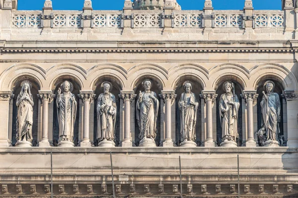 Статуи Святых Величественном Соборе Майор Марселе Освещенные Закатом Голубом Небе — стоковое фото