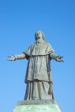 Marsilya 'daki görkemli Katedral de la Major' daki Piskopos Henri de Belsunce heykeli mavi gökyüzünde gün batımıyla aydınlandı, Marsilya, Fransa, ayrıntılar, yakın çekim.
