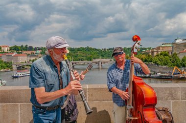 Çek Cumhuriyeti 'nin Prag kentindeki eski Charles Bridge kasabasında turistler, müzisyenler, hediyelik eşya satıcıları.