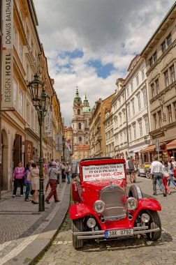 Çek Cumhuriyeti 'nin Prag kentindeki tarihi şehir merkezinde turistik yaz sezonunda turistik turlar düzenliyor.