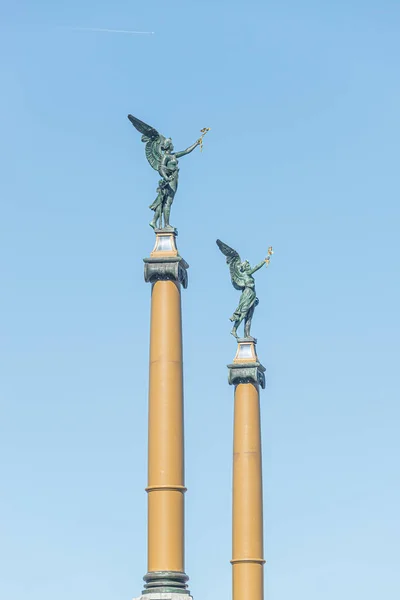 Statue Schöner Engel Mit Flügeln Der Spitze Der Säulen Der — Stockfoto