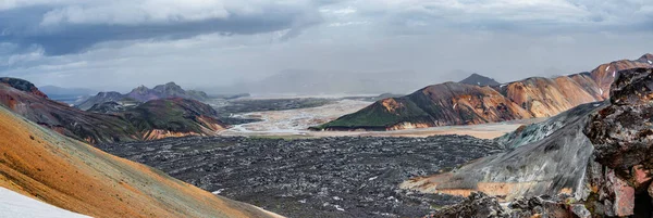 カラフルな虹火山Landmannalaughar山の素晴らしいアイスランドの風景 劇的な雪の空を持つ有名なLaugavegurハイキングコース アイスランドの赤い火山の土壌 — ストック写真