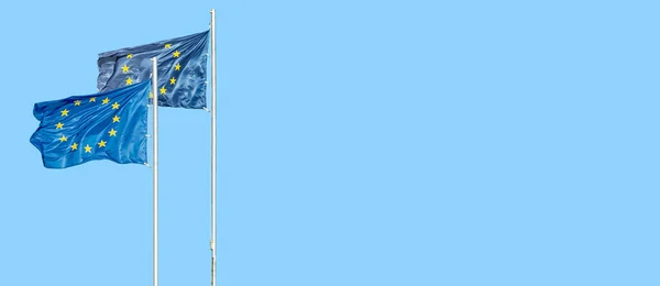 Знамя Двумя Голубыми Флагами Звездами Круге Европейского Союза Голубом Небе — стоковое фото