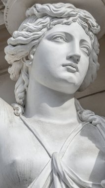 Avusturya 'nın Viyana kentinde genç ve çıplak Roma rönesansı kadınlarının balkon destek heykeli portresi