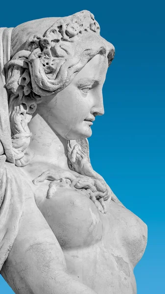 Sensuell Neoklassisk Marmorstaty Ädel Kvinna Wien Blå Gradient Himmel Österrike — Stockfoto