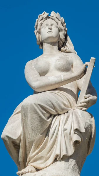 Statyer Vackra Kvinnor Som Musiker Och Sångare Statsoperans Fontän Wien — Stockfoto