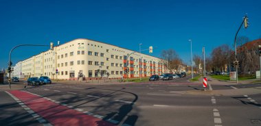 Renkli ilkbahar ve mavi gökyüzü Magdeburg, Almanya 'da panoramik manzara çok eski ama iyi yenilenmiş çok katlı yaşam evi ve cadde kavşağı