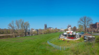 Magdeburg 'un tarihi şehir merkezi, Elbe nehri ve ilkbaharın başlarında mavi gökyüzü ve güneşli bir günde Muhteşem Katedral, Magdeburg, Almanya
