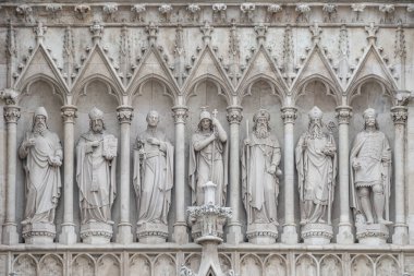 Avusturya 'nın başkenti Viyana' daki tarihi ve turistik merkezde Votive Church 'ün duvar heykellerindeki dini sahneler