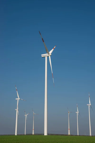 Groupe Grandes Éoliennes Pour Produire Électricité Énergie Verte Écologique Ciel — Photo