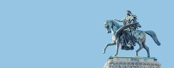 コピースペースと ウィーン国立歌劇場 ウィーン オーストリアで 翼のある馬 ペガサスに乗ってギリシャの女神ムーズの屋上彫刻とバナー 文化遺産と旅行の概念 — ストック写真