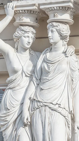 Портрет Балкона Поддерживает Статуи Молодых Голых Чувственных Женщин Эпохи Римского — стоковое фото