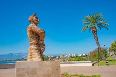 Antalya, Türkiye 'de heykelleri, gözlem balkonları ve palmiyeleri bulunan Karaalioğlu Şehir Parkı, mavi gökyüzü ve güneşli bir günde