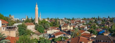 Antalya 'da mavi gökyüzü ve güneşli bir günde çok sayıda caminin bulunduğu eski tarihi kent merkezinin panoramik manzarası, Türkiye