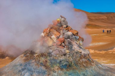 İzlanda 'daki Myvatn Gölü' nün yakınında bulunan renkli jeotermal aktif bölge Hver, yaz ve mavi gökyüzünü andırıyor.