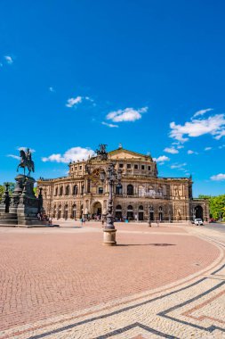 Dresden şehir merkezindeki tarihi ve turistik merkez ve Devlet Opera Binası, Dresden, Almanya, yaz