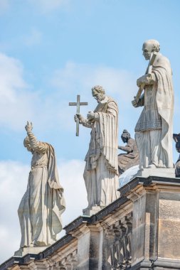 Almanya 'nın başkenti Dresden' de yüksek rütbeli rahiplerin çok eski çatı statüleri sıralanmıştı.