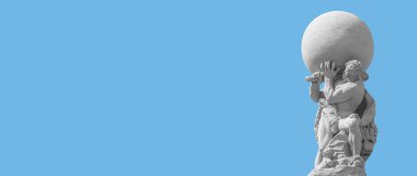 Rönesans dönemi Atlası olarak da bilinen güçlü Herkül 'ün eski heykeli Dresden şehir merkezindeki tarihi Dresden şehrinin omuzlarında bir küre tutuyor. Fotokopi alanı ve mavi gökyüzü arka planıyla, Almanya