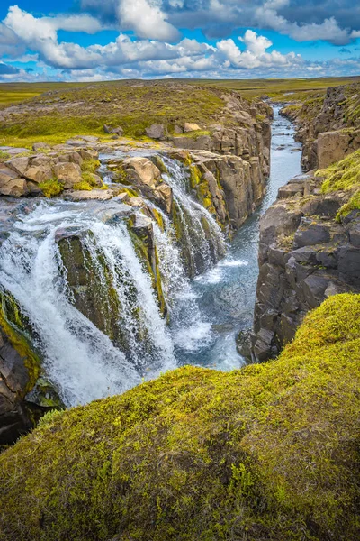 Magányos Kanyon Vízesés Kelet Izland Felföldjein Nyáron Napos Nappal Kék — Stock Fotó
