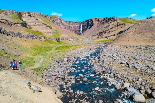 Krásný Vysoký Islandský Vodopád Hengifoss Turisty Turistické Stezce Island Slunečného — Stock fotografie