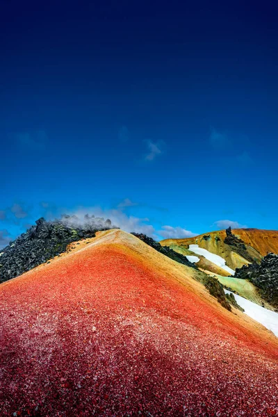 冰岛Landmannalaugar山上色彩艳丽的五彩缤纷的彩虹火山山Brennisteinsalda 夏日的风景 蔚蓝的天空和烟雾弥漫的熔岩场 — 图库照片