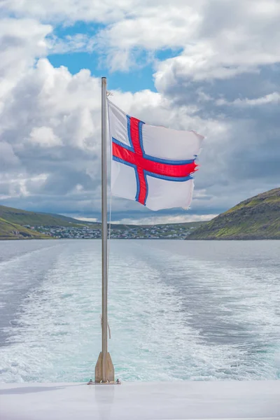 Feröer Szigetek Nemzeti Zászló Lobogott Szél Csatolt Turisztikai Hajó Feröer — Stock Fotó