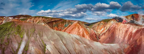 美丽的冰岛全景 五彩缤纷的彩虹火山 兰登诺瓦山脉 著名的拉格维吉山远足道 雪天壮观 冰岛的红色火山土壤 — 图库照片