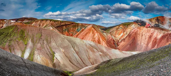 美丽的冰岛全景 五彩缤纷的彩虹火山 兰登加勒山脉 著名的拉格维吉山远足 雪天壮观 日落时的红色火山土壤 — 图库照片