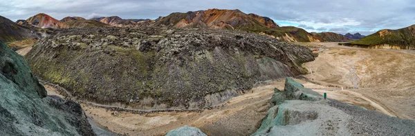 カラフルな虹の火山Landmannalaugar山の美しいパノラマアイスランドの風景 劇的な雪の空を持つ有名なLaugavegurハイキングコース アイスランドの赤い火山の土壌 — ストック写真