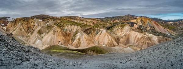 美丽的冰岛全景 五彩缤纷的彩虹火山 兰登诺瓦山脉 著名的拉格维吉山远足道 雪天壮观 冰岛的红色火山土壤 — 图库照片