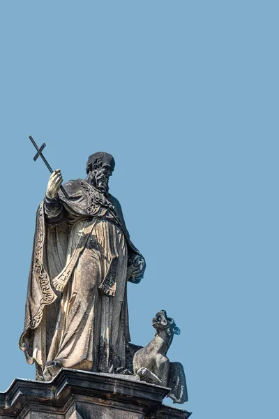 Estatuto Telhado Muito Antigo Alto Sacerdote Classificado Com Uma Cruz — Fotografia de Stock