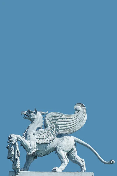 Titelblatt Einer Alten Statue Des Mittelalterlichen Greifs Einer Kreuzung Aus — Stockfoto