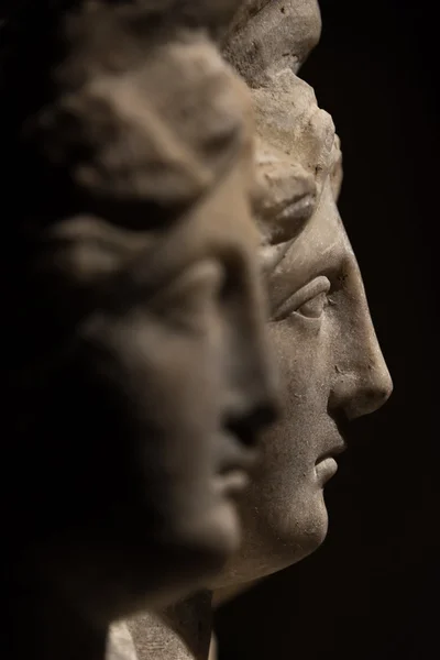 Трехглавая римско-азиатская древняя статуя красивых женщин — стоковое фото