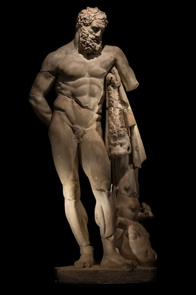 Eine Statue mächtiger Herkules, in Großaufnahme, isoliert in schwarz — Stockfoto