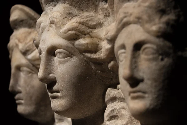 Tre väg roman-asiatiska antik staty av vackra kvinnor — Stockfoto