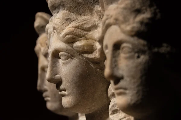 Tre väg roman-asiatiska antik staty av vackra kvinnor Royaltyfria Stockbilder