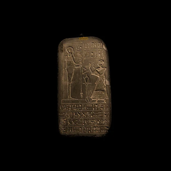 Granit sarcophage av egyptisk farao i svart bakgrund — Stockfoto