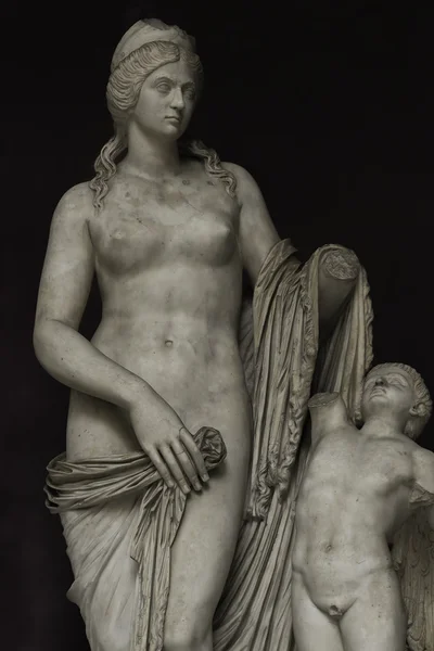 Statue of Venus with a boy, Capitoline, Rome, Italy — Stock Photo, Image