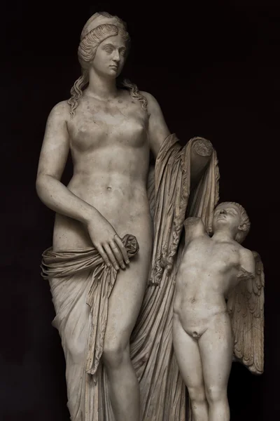 Statue of Venus with a boy, Capitoline, Rome, Italy — Stock Photo, Image